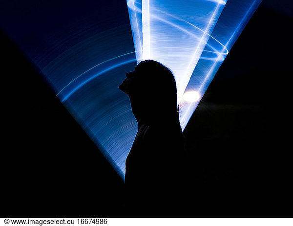 Frau Silhouette durch blaues Licht lightpainting