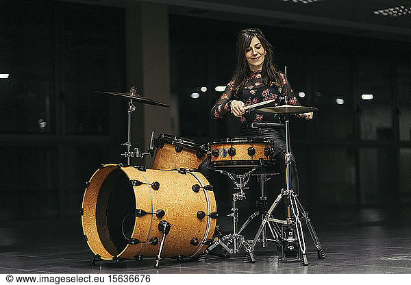 Frau spielt Schlagzeug