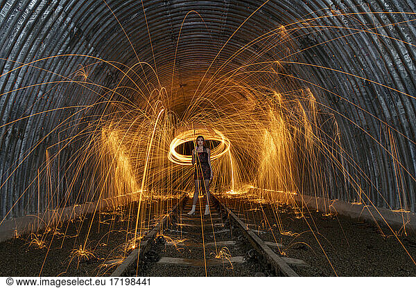 Frau spinnt Drahtwolle im Tunnel