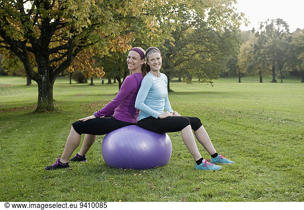 Frau Sport üben Ball Spielzeug