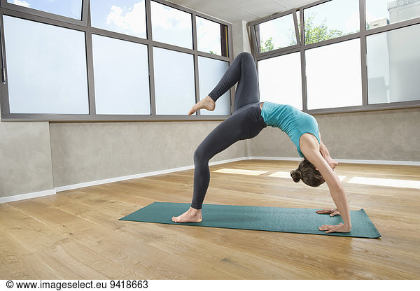 Frau Sport üben 1 Yoga Studioaufnahme