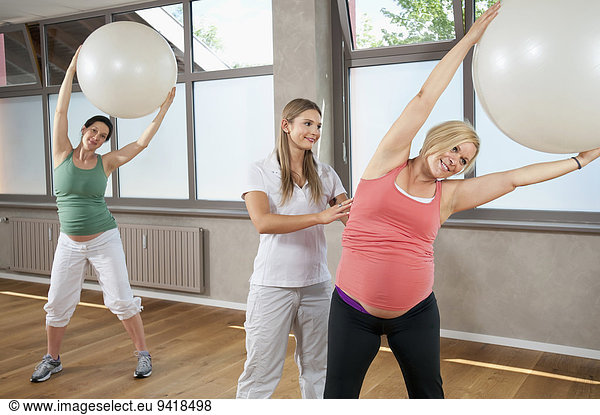 Frau Sport Schwangerschaft Ball Spielzeug Pilates