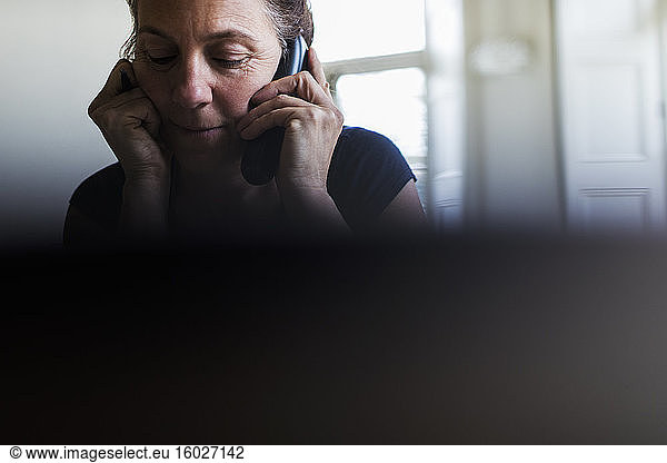 Frau spricht am Telefon