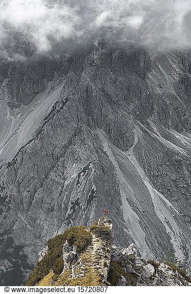Frau stehend auf einem Grad  hinter Felsen  dramatische Stimmung  hinter Bergfuß von Cimon di Croda Liscia  Auronzo di Cadore  Belluno  Italien  Europa