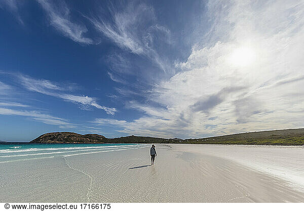Frau steht am Sandstrand  Westaustralien