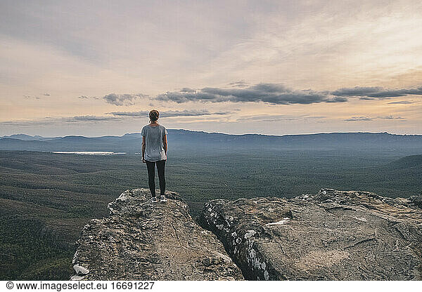Frau steht auf den Balkonen und bewundert die weite Landschaft  Grampians National Park  Victoria  Australien