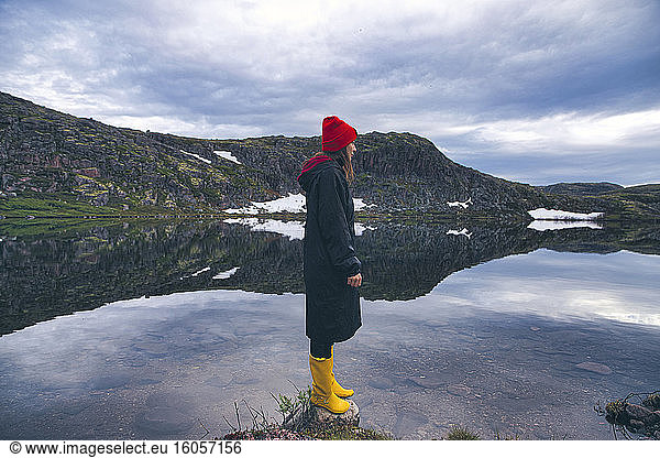 Frau steht auf einem Felsen im See von Teriberka  Gebiet Murmansk  Russland