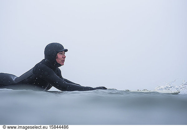 Frau surft im Winterschnee