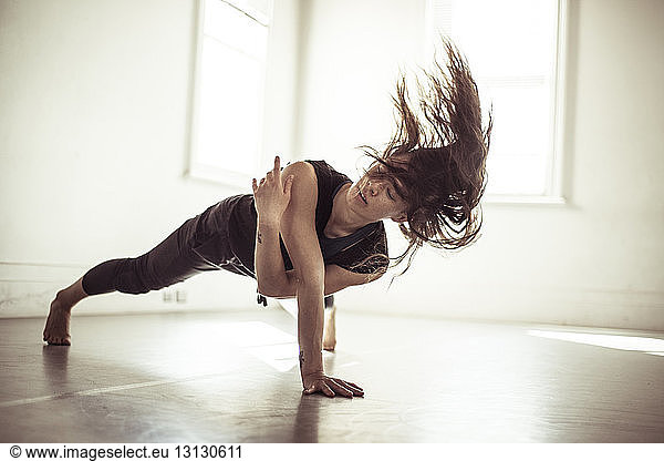 Frau tanzt im Studio