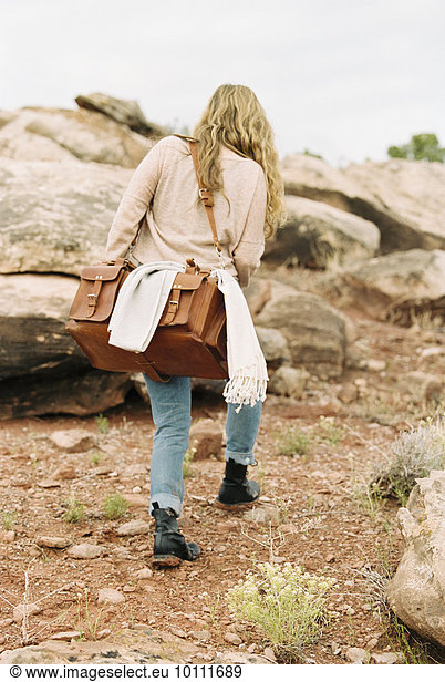 Frau tragen gehen Tasche Wüste Nostalgie Leder