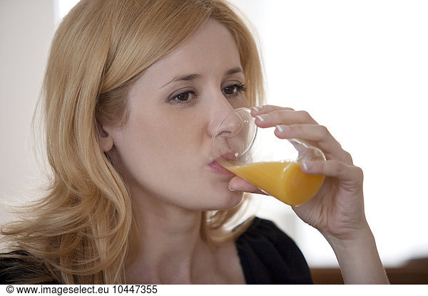 Frau trinkt Fruchtsaft