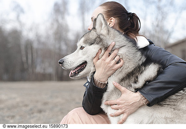 Frau umarmt ihren Hund