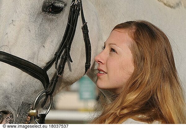 Frau und Deutsches Warmblut  Wallach  Schimmel  Deutsches Reitpferd