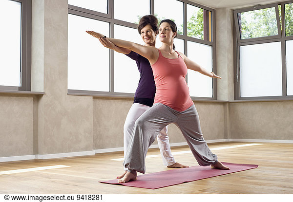 Frau unterrichten üben Schwangerschaft Yoga