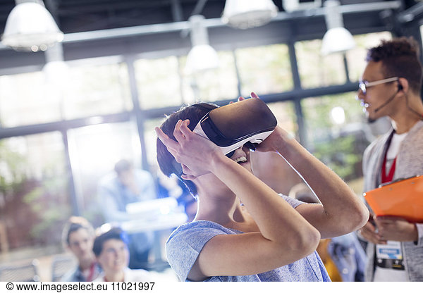 Frau versucht Virtual-Reality-Stimulator-Brille auf Technologie-Konferenz