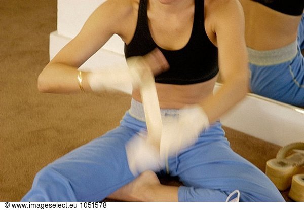 Frau Vorbereitung für Kick-Boxing-Klasse