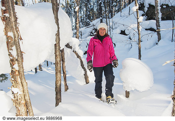 Frau Winter bedecken Wald Schneeschuh Schnee