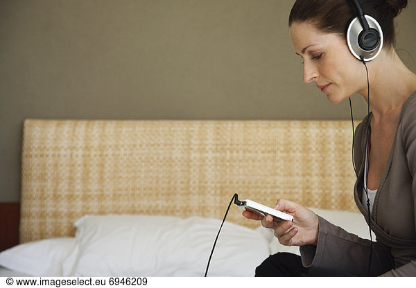 Frau  zuhören  Spiel  MP3-Player  MP3 Spieler  MP3 Player  MP3-Spieler