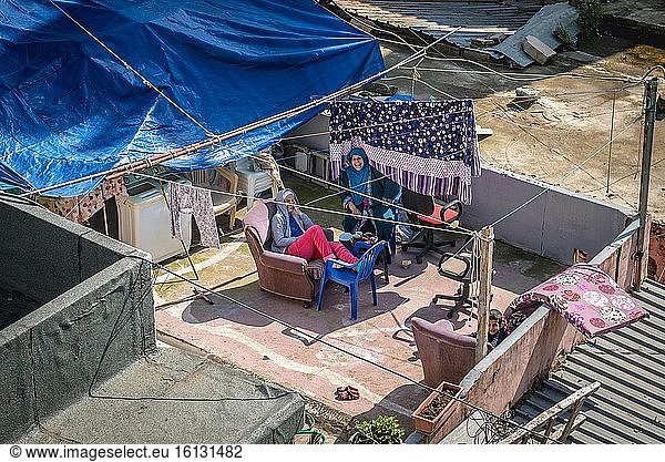 Frauen auf einem Dachbalkon im Vorort Sin el Fil östlich von Beirut im Bezirk Matn im Gouvernement Mount Lebanon  Libanon.