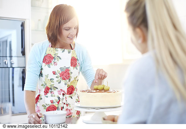 Frauen backen Kuchen in der Küche