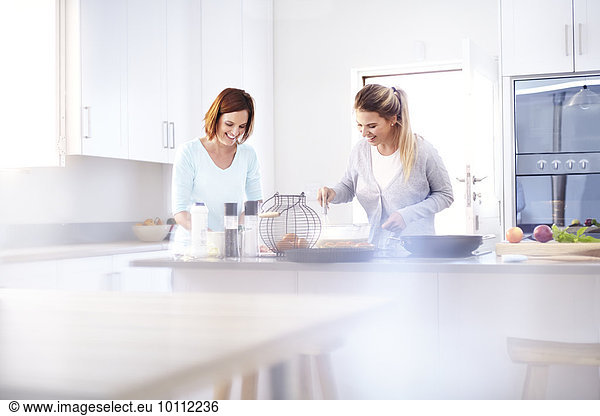 Frauen beim Backen in der Küche