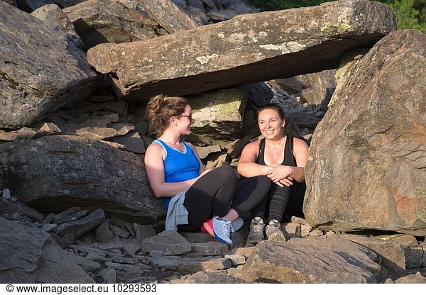 Frauen entspannen auf Felsen  Angel's Rest  Columbia River Gorge  Oregon  USA