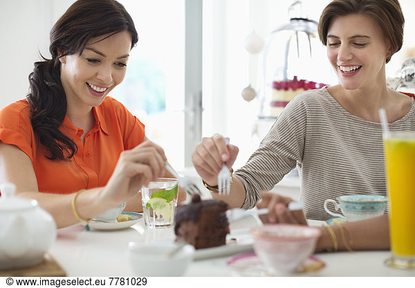 Frauen essen gemeinsam Kuchen