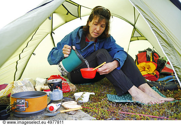 Frauen essen im Zelt