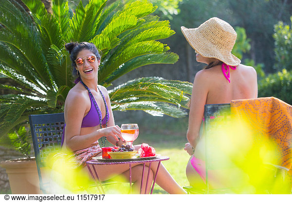 Frauen in Badebekleidung bei einem Drink