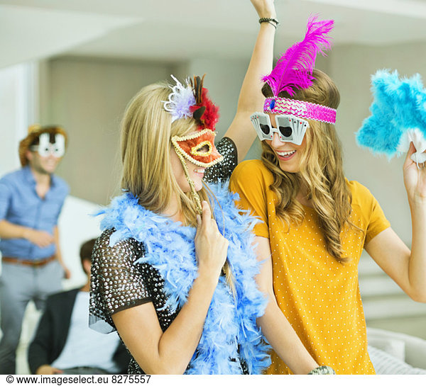 Frauen mit dekorativen Brillen und Kopfbedeckungen auf der Party
