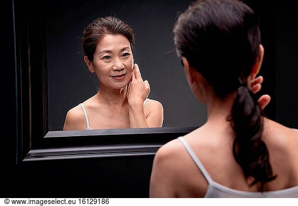 Frauen mittleren Alters machen Gesichtspflege