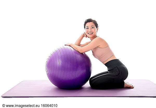 Frauen mittleren Alters und Yogaball