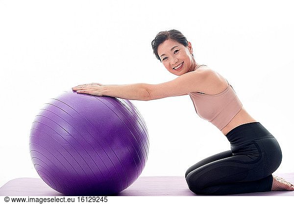 Frauen mittleren Alters und Yogaball
