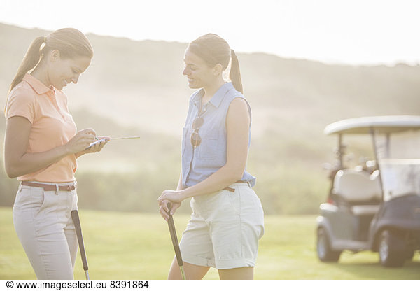 Frauen spielen Golf auf dem Platz