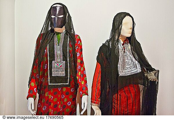 Frauen-Trachten mit Gesichtsmaske für Berber  Bait Al Zubair Museum  Muskat  Muscat  Oman  Asien