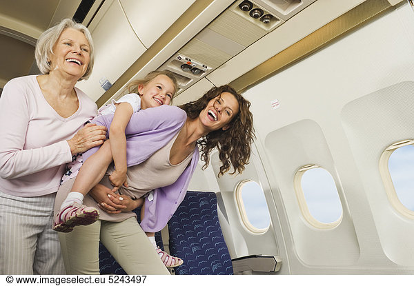 Frauen und Mädchen haben Spaß im Economy-Class-Flugzeug