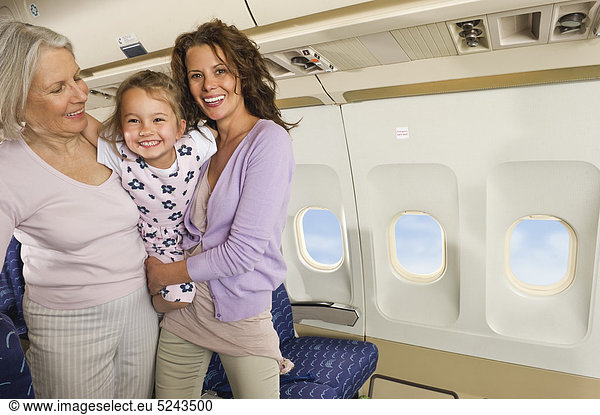 Frauen und Mädchen haben Spaß im Economy-Class-Flugzeug