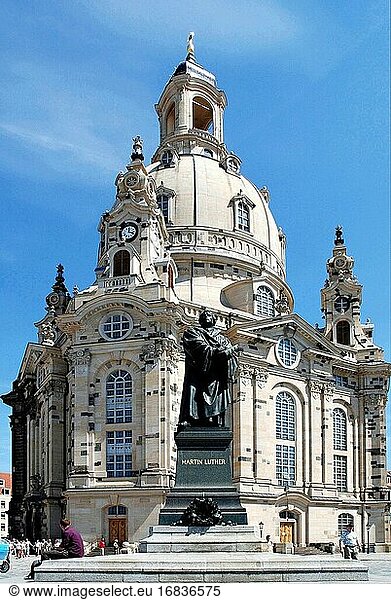 Frauenkirche auf dem Neuen Markt in Dresden mit Martin-Luther-Denkmal - Deutschland.