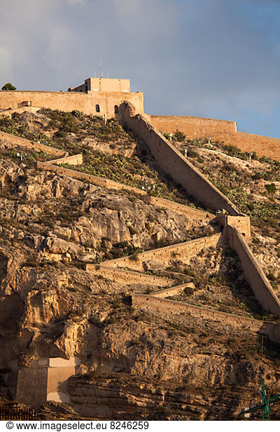 Frauenkloster  niedrig  Wand  Ansicht  Flachwinkelansicht  umgeben  Winkel  Spanien