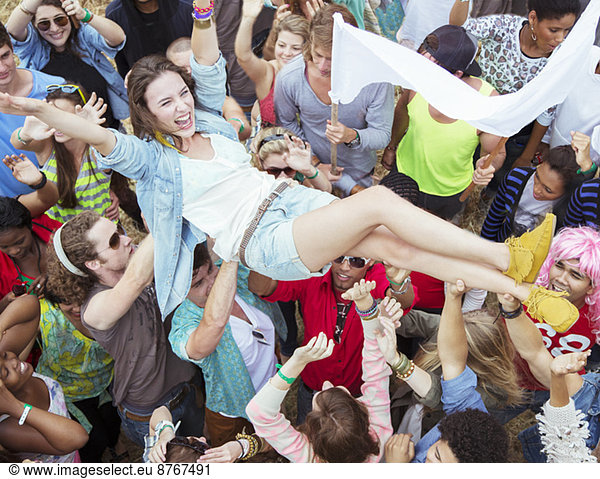 Frauenmassen surfen beim Musikfestival