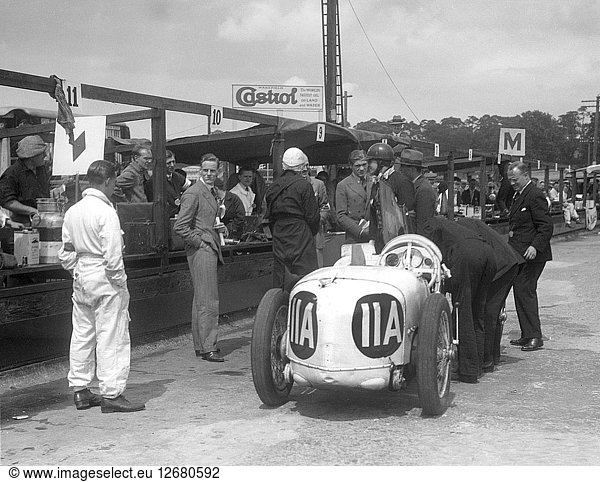 Frazer-Nash von Adrian Malcolm Conan-Doyle beim LCC-Staffel-GP  Brooklands  25. Juli 1931. Künstler: Bill Brunell.