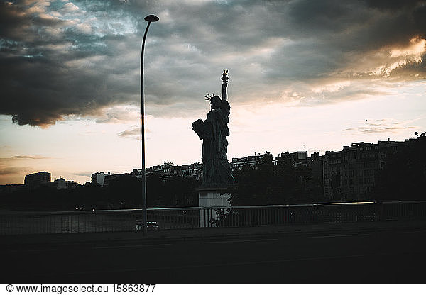 Freiheitsstatue in Paris im Licht der Abendsonne