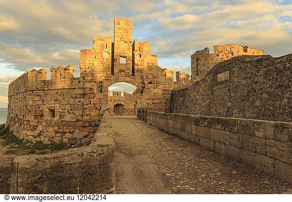 Freiheitstor bei Sonnenuntergang  Mittelalterliche Altstadt von Rhodos  UNESCO-Weltkulturerbe  Rhodos  Dodekanes  Griechische Inseln  Griechenland  Europa