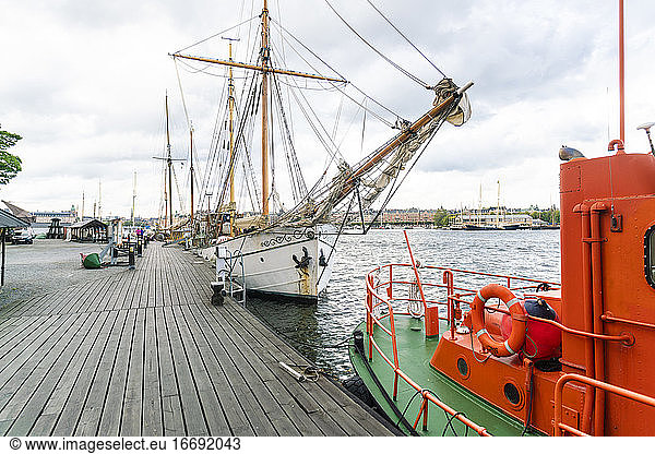 Freilichtmuseum Skeppsholmsgarden mit historischen Schiffen