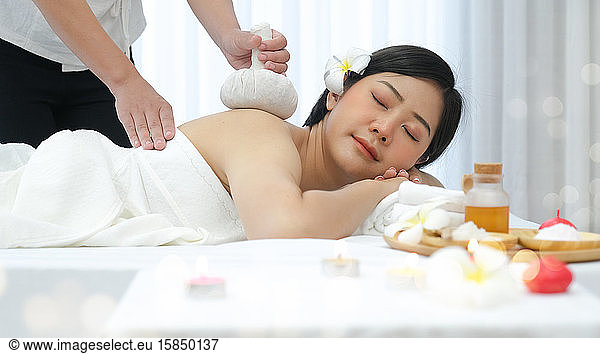 Freizeit asiatische junge Frau im Spa-Salon.