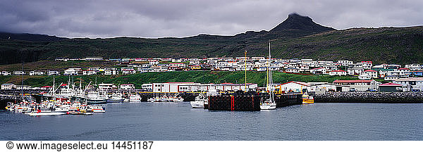 Freizeit- und Fischerboote im Hafen von Stykkisholmur