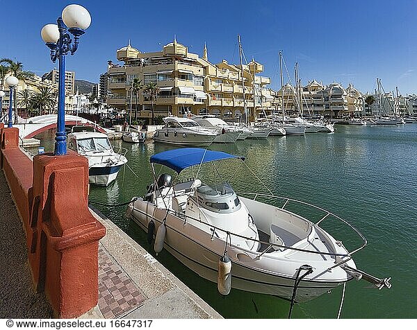Freizeitboote im Jachthafen von Benalmadena. Puerto Deportivo. Luxuriöses Anwesen. Benalmadena Costa  Costa del Sol  Provinz Malaga  Andalusien  Südspanien.