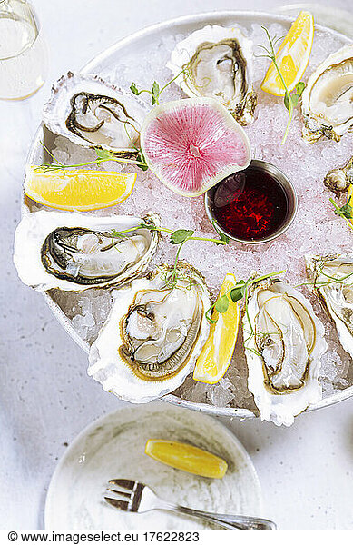 Fresh ready-to-eat oysters on cakestand