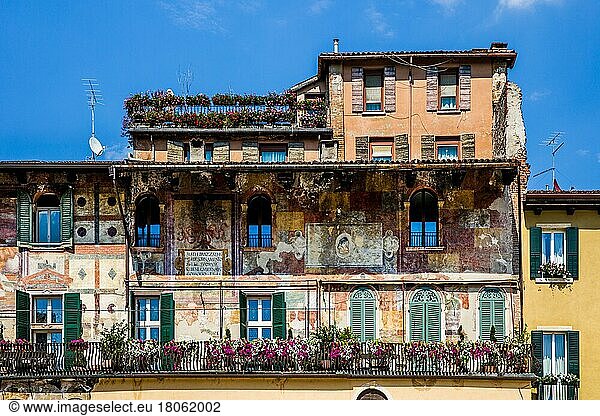 Freskengeschmückte Häuser am Piazza delle Erbe  Verona mit mittelalterlicher Altstadt  Venetien  Italien  Verona  Venetien  Italien  Europa