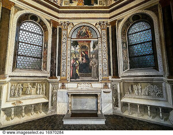 Fresko - Mutter mit Kind und Heiligen  in der Lünette  Gottvater segnet (1489-1491) aus der Schule von Pinturicchio in der Kapelle Basso Della Rovere in der Kirche Santa Maria del Popolo - Rom  Italien.